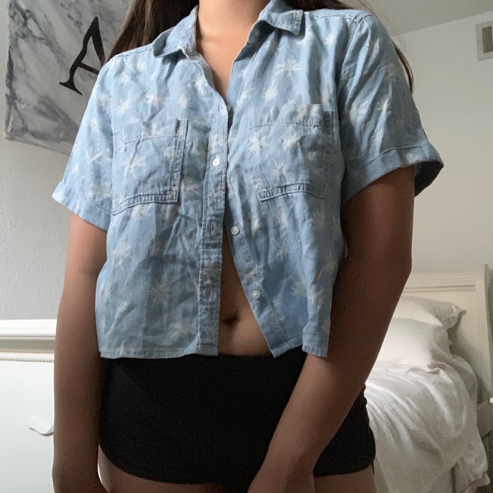 hollister cropped short sleeve button up top